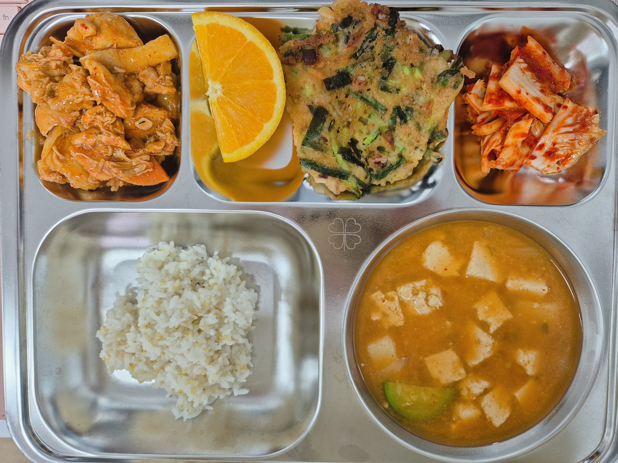 *기장밥 
*우렁된장찌개 (5.6.9)
*닭갈비 (2.5.6.12.13.15.16)
*부추전 (1.2.5.6.17)
*포기김치 (9)
*오렌지 