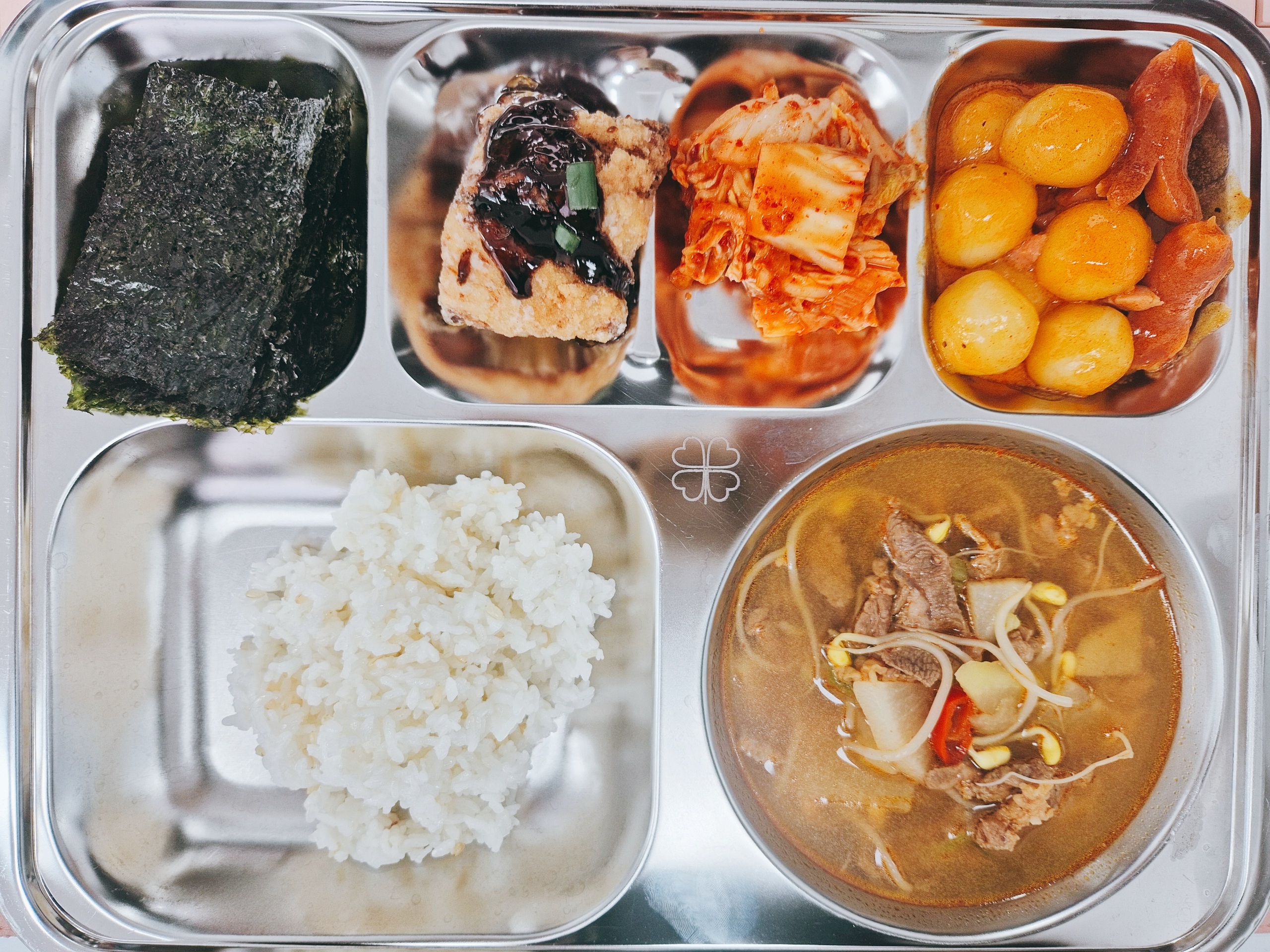 현미밥
얼큰쇠고기뭇국(5.6.9.16)
로제치즈쏙옹볶이(1.2.5.6.10.15.16)
삼치데리야끼(5.6.15.13)
김구이
배추김치(9)